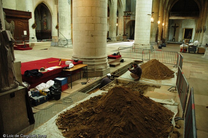 Une tranchée de diagnostic dans le sol de la collégiale de Dole (Jura) en novembre 2006.