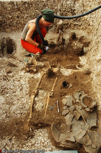 Fouille fine de la tombe à char de Livry-Louvercy (Marne), Ve s. avant notre ère, 2006.  On distingue au premier plan les jambes du défunt et une partie du mobilier funéraire.  