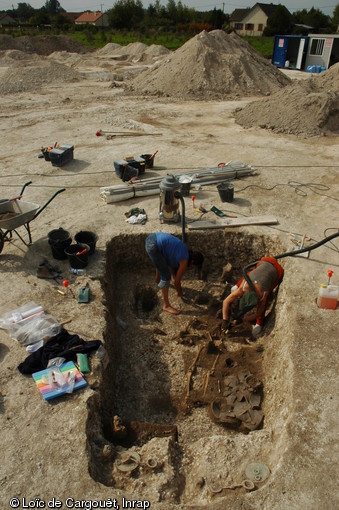 La tombe à char de Livry-Louvercy (Marne), Ve s. avant notre ère, 2006.  Au second plan, derrière les outils des archéologues, se distingue le tracé de l'enclos funéraire entourant la tombe.  