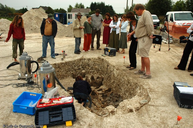Réception de la presse le 15 septembre 2006 autour de la tombe à char en fin de fouille découverte à Livry-Louvercy (Marne).