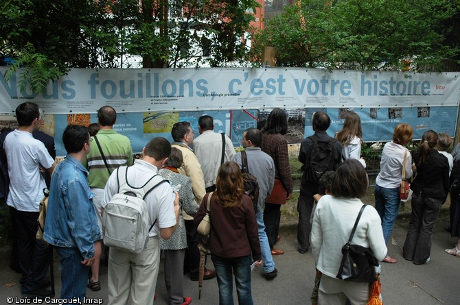   Le public devant la frise du chantier de l'institut Curie (Paris), lors de la journée porte ouverte du 13 mai 2006. Les fouilles entreprises entre février et juin 2006 sur près de 450 m2 ont livré de précieuses informations sur la fondation de la Lutèce romaine,  peut-être à l'origine un poste d'auxiliaires gaulois.    
