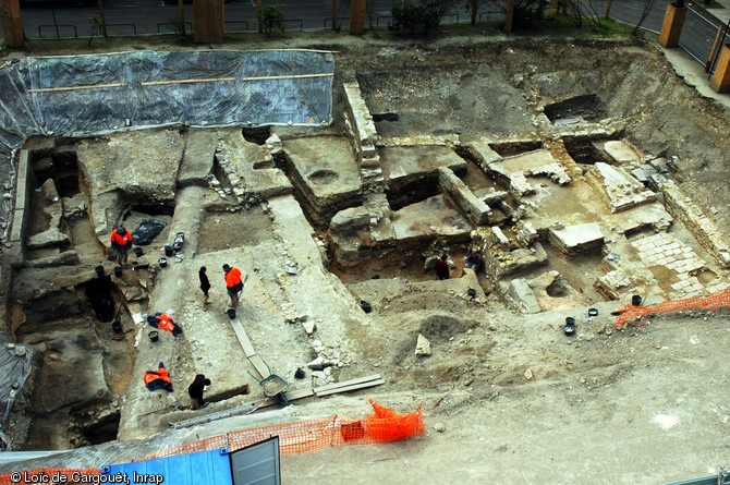 Maisons du Haut-Empire implantées de part et d'autre d'une rue (là où se tiennent les archéologues à gauche de la photo), Institut Curie, Paris, 2006. 