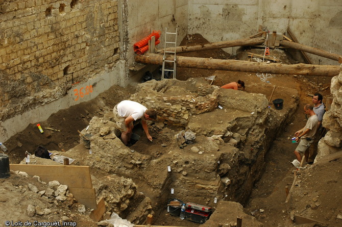 Atelier de potier gallo-romain en cours de fouille, fin IIe-début IIIe s. de notre ère, Paris, 2006.  Les résultats de cette opération et de celles qui l'ont précédée confirment que le versant nord-ouest de la montagne Sainte-Geneviève constituait une zone artisanale importante de Lutèce, développant des activités variées. 