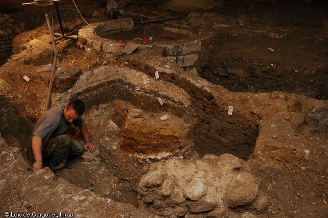 Sols antiques et fondations médiévales  en cours de fouille sur le chantier de la rue de Pouilly à Reims en 2005.