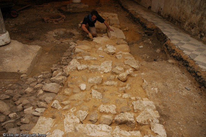 Vestiges en cours de dégagement sur le chantier de la rue de Pouilly à Reims en 2005.