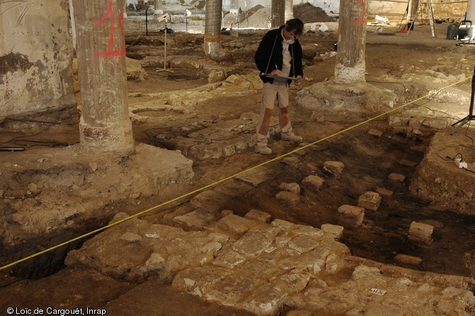 Relevé d'un hypocauste daté du milieu du Ier siècle de notre ère, dont la plupart des pilettes sont encore en place. Fouilles de la rue de Pouilly à Reims en 2005.