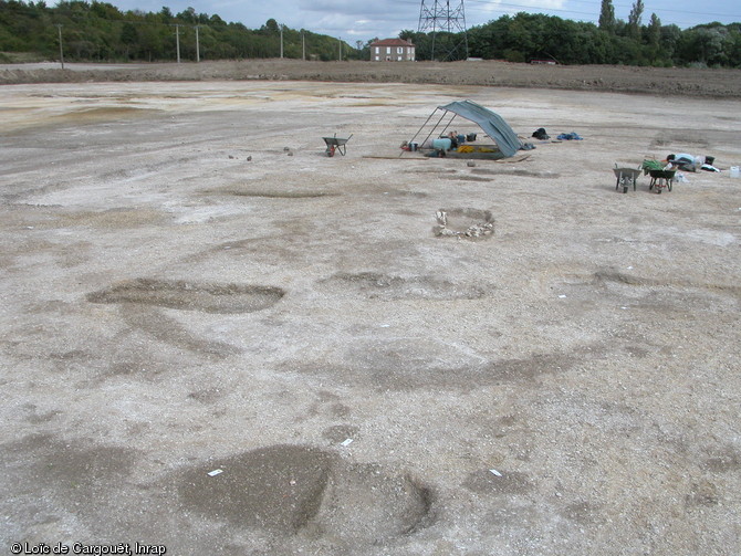 Monument funéraire dont on distingue les contours de son enclos circulaire et qui est traversé par quatre sépultures à inhumation appartenant à la nécropole  du Petit Moulin  (Yonne) utilisée du Bronze moyen au Bronze final, 2004. 