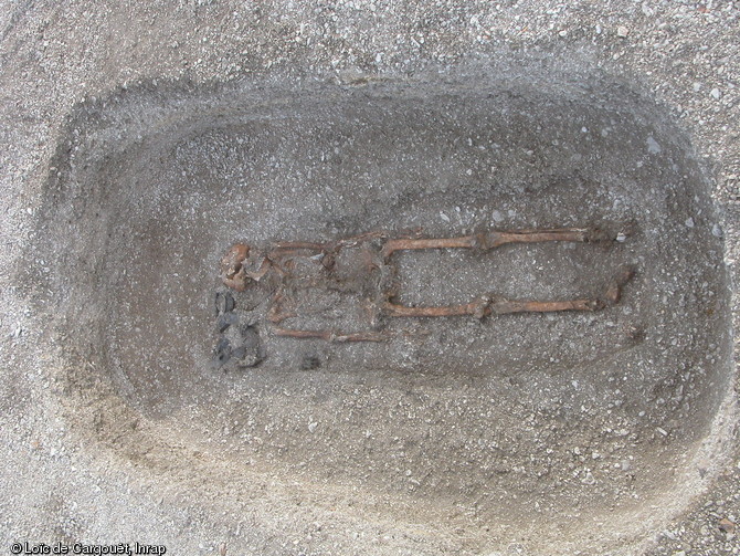 Sépulture à inhumation appartenant à la nécropole  du Petit Moulin  (Yonne) utilisé de la fin Bronze moyen au début du Bronze final, 2004. 