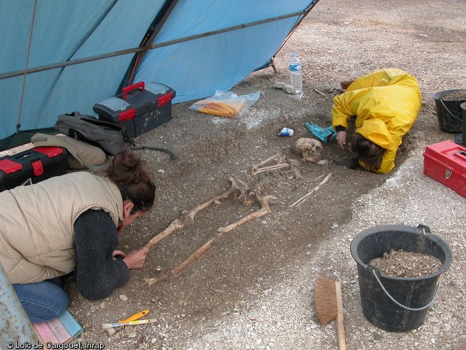 Sépulture à inhumation de la nécropole  du Petit Moulin  (Yonne) datée de la fin du Bronze moyen et du début du Bronze final en cours de dégagement, 2004. 