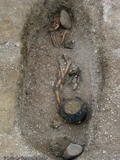 Sépulture à inhumation appartenant à la nécropole  du Petit Moulin  (Yonne) utilisée de la fin Bronze moyen au début du Bronze final, 2004.  La nécropole est constituée d'une soixantaine de tombes se répartissant en deux secteurs distants d'une cinquantaine de mètres.  