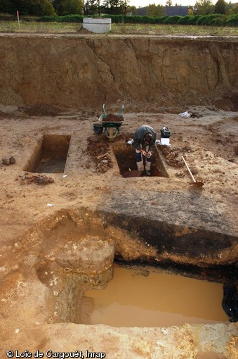 Fouille d'une cave datée de l'époque gallo-romaine sur le chantier de Wiwersheim (Bas-Rhin) en octobre 2006.