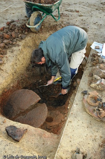 Une cave gallo-romaine en cours de dégagement sur le chantier de Wiwersheim (Bas-Rhin) en octobre 2006.