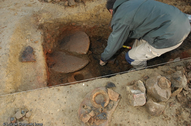 Une cave datée de l'époque gallo-romaine en cours de fouille sur le chantier de Wiwersheim en octobre 2006.