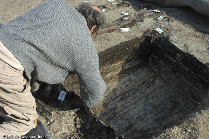 Fouille d'une cuve carrée avec cuvelage en bois du XIXe s., probablement utilisée pour  le travail de rivière  (lavage des peaux), sur l'îlot Cuchot à Troyes (Aube), avril 2006.