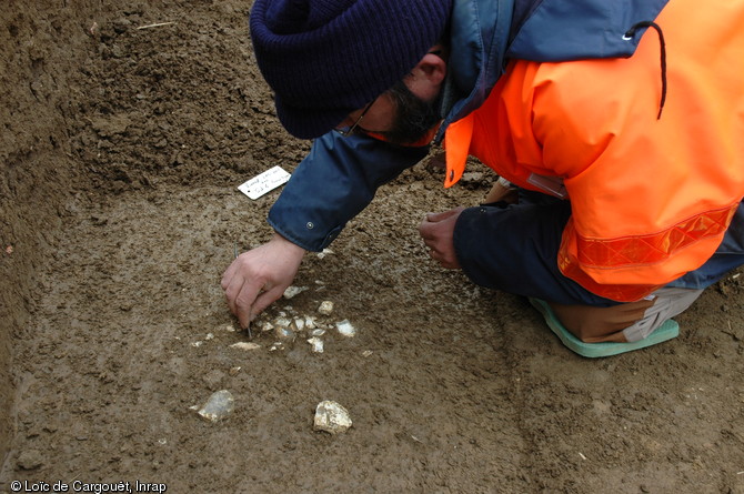 Fouille d'un amas de déchets de taille de silex du Néolithique dans une tranchée de diagnostic à Vinneuf (Yonne) en 2007.