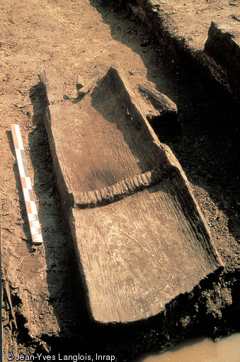 Partie d'une Pirogue datant de l'âge du Bronze : embarcation  à arcasse  (arrière plat constitué d'un panneau inséré dans une gorge), Rouen (Seine-Maritime), 1994-1995.