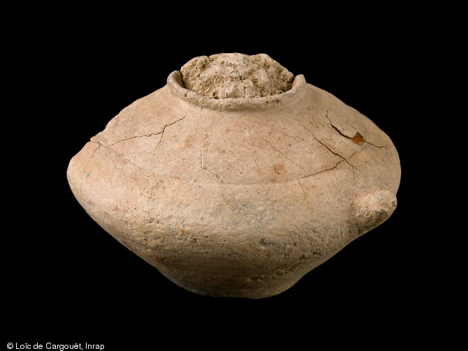 Tire-lait en terre cuite, nécropole gallo-romaine de Pont-l’Évêque, Autun (Saône-et-Loire), 2004.  Malheureusement, l'objet a été retrouvé hors contexte, rendant sa datation impossible. 