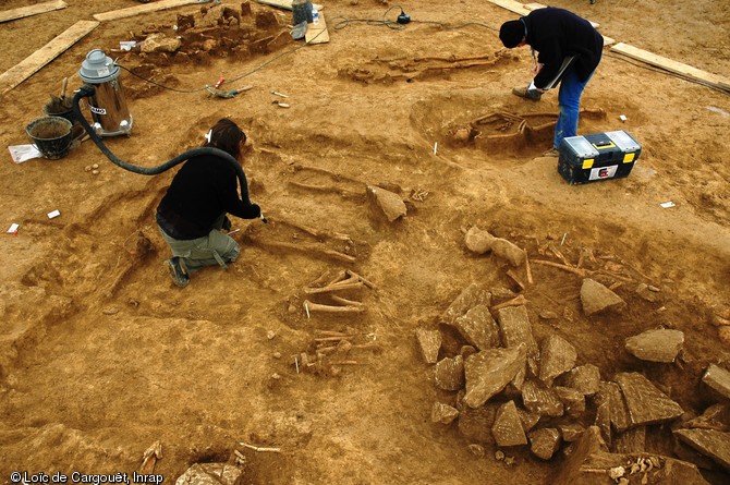 Sépultures du haut Moyen Âge, VIe-XIIe s., Pont-sur-Seine (Aube), 2007.  Au total, ce sont près de 740 sépultures qui ont été découvertes aux abords d'une voie romaine qui, à cette haute époque, est toujours utilisée. 