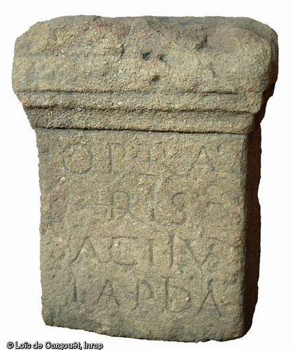 Autel en grès composé d'un corps rectangulaire et d'un couronnement (hauteur 63 cm, largeur 50 cm), première moitié du IIe s.de notre ère, nécropole de Pont-l'Évêque, Autun (Saône-et-Loire), 2004.  L'inscription  Operari(u)s Sacilus, lapida(rius) ,  (Ci-gît) l'ouvrier tailleur de pierre Sacilus ) donne le nom du défunt, probablement d'origine celte. Au sommet de l'autel, une large cuvette ovale a gardé les traces noirâtres de son utilisation. 