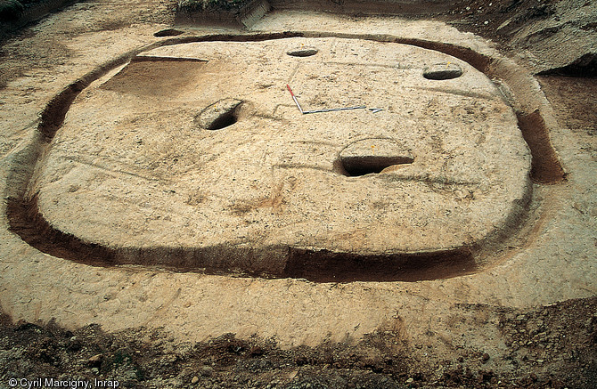 Enclos de l'âge du Bronze dont la fonction (funéraire ou religieuse) reste à établir (île de Tatihou, Manche), 1996-1998.