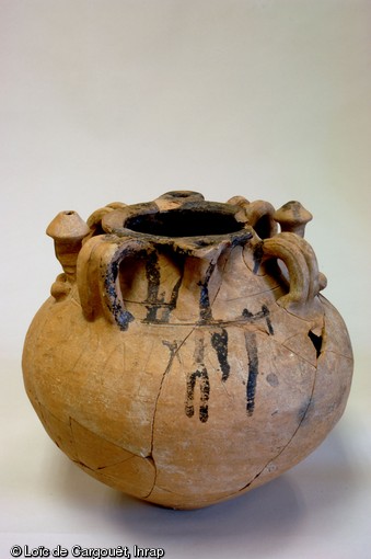 Pot à fascinum daté du IIIe siècle de notre ère et provenant de Gonesse (Val d'Oise), 2004.   Ce vase à cervoise est décoré de deux phallus (fascinum) creux et possède une inscription  CERVESAPOTAURILLADAGABISETUTO  traduit par  La bonne Taurilla prendra le pot de cervoise . Plus qu'une simple allusion sexuelle, ce récipient aurait pour fonction de protéger du mauvais sort la boisson et le buveur. 