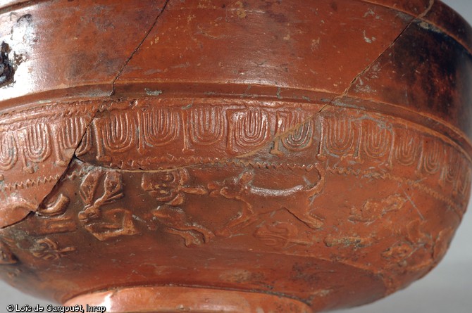 Détail d'une scène de chasse sur un bol en céramique sigillée de type Drag 37, Gonesse (Val-d'Oise), 2004.