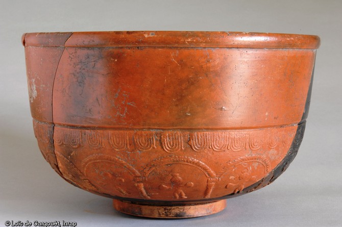 Bol en céramique sigillée de type Drag 37 importé de l'est de la Gaule, fin IIe - début IIIe s. de notre ère, Gonesse (Val-d'Oise), 2004. 