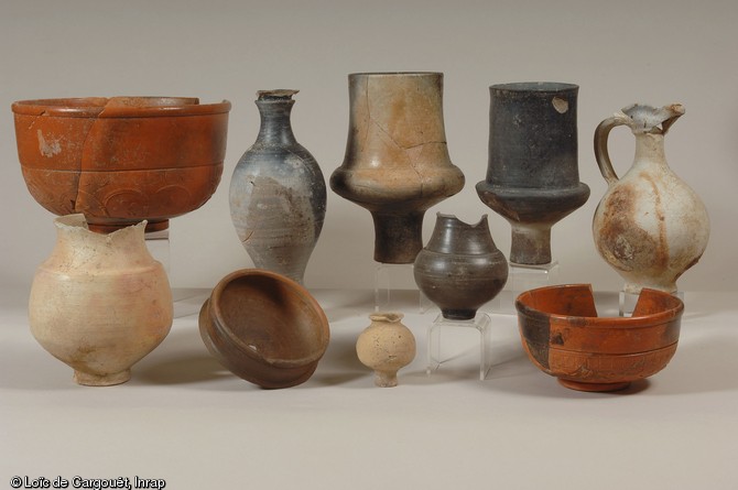 Composition de vases de période antique découverts dans une cave sur le chantier de  La patte d'oie  à Gonesse (Val-d'Oise) en 2004.  Aux productions locales s'ajoutent de nombreuses importations. La fouille a mis en évidence une agglomération de carrefour routier qui a évolué chronologiquement du début de notre ère jusqu’au début du IVe s. 