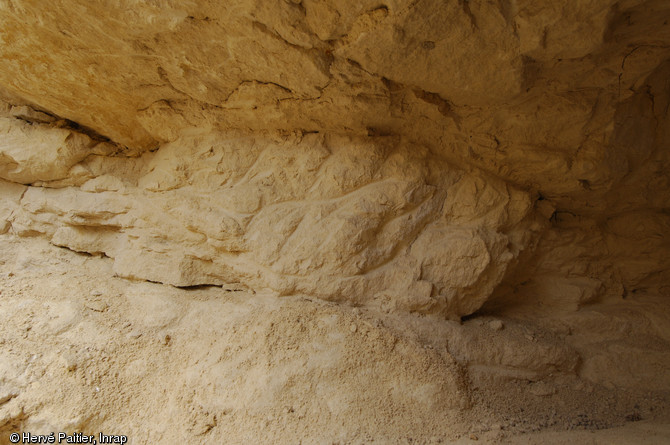 Traces de pics en bois de cerf dans le fond d'une galerie de mine. Fouille de la minière néolithique de Ri (Orne), 2007.  Dans chaque puits a été retrouvé au moins un bois de cerf utilisé comme pioche par les mineurs. 