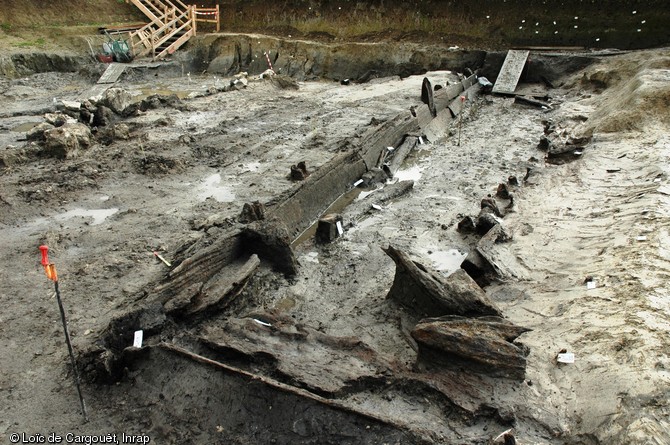 Aménagements en bois du quai gaulois de Chelles (Seine-et-Marne), Ier s. avant notre ère, 2007.  La technique de construction du quai est ici bien visible : des poteaux de chêne retiennent des planches massives posées de chant. 