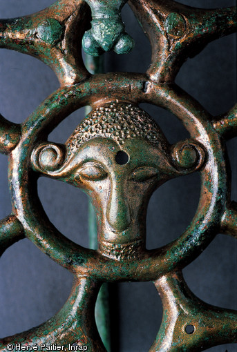 Détail du décor central de la fibule ajourée en bronze et corail découverte dans la sépulture d'une princesse gauloise à Orainville (Aisne), datée des années 300-275 avant notre ère, 2007.