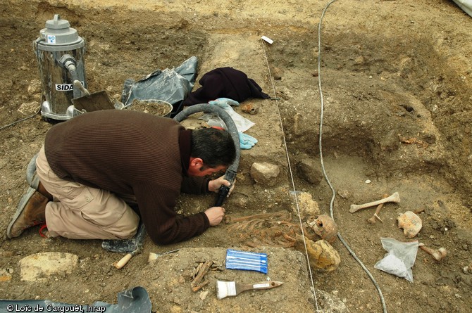 Fouille de la nécropole du parvis de la cathédrale de Reims (Marne), VIIe-Xe s., 2007.  L'ensemble des observations des pratiques funéraires indique que les individus étaient inhumés dans des cercueils et des linceuls. 