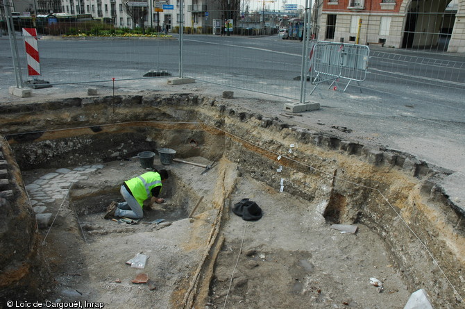 Nettoyage des vestiges apparus dans une tranchée de diagnostic réalisée près de la porte de Mars à Reims entre juillet 2007 et novembre 2008. Le diagnostic a révélé un tronçon du cardo (axe nord-sud de la ville) passant sous l'arc principal, un bâtiment paléochrétien et une partie d'un cimetière médiéval.