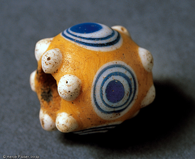 Perle en pâte de verre découverte à Bucy-le-long (Aisne), Ve-IVe s. avant notre ère.  