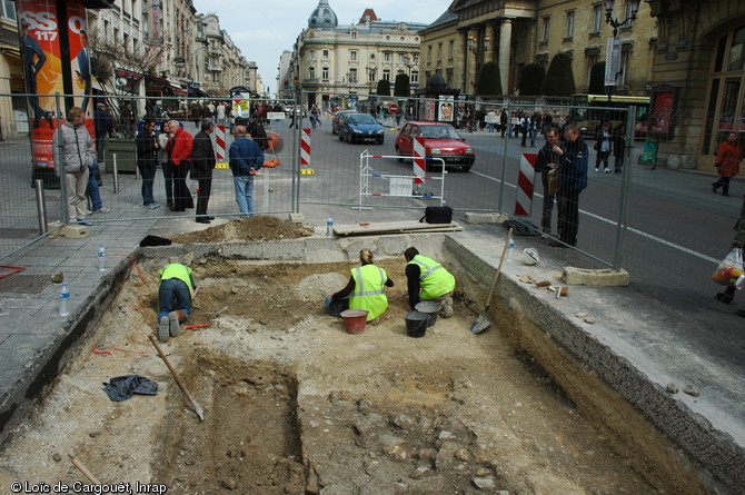 Fouille des fondations d'un arc gallo-romain et d'un égout des IIe et du IIIe s. de notre ère mis au jour lors d'un diagnostic réalisé sur la place Myron-Herrick (Reims) entre juillet 2007 et novembre 2008. Sous L'arc matérialisant le passage du decumanus (la voie est-ouest de la ville romaine) passait l'égout voûté.