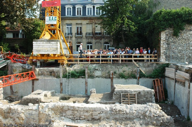 Visite du chantier Saint-Symphorien à Reims par le public lors des Journées européennes du patrimoine du 16 septembre 2006.