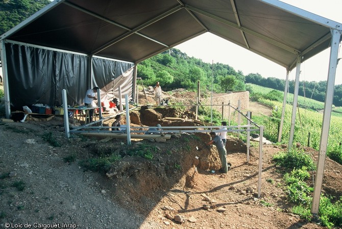 Vue générale de la fouille d'un niveau aurignacien à Solutré-Pouilly (Saône-et-Loire), 2004.  Un mobilier important a été mis au jour sur le site (lissoir en os, perles en ivoire...). 
