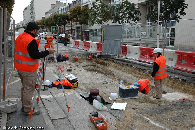 Sondage et relevé au théodolite (instrument de mesure et d'enregistrement de points spécifiques du relief) sur le tracé du tramway rue de Laon à Reims (Marne), 2007-2008.