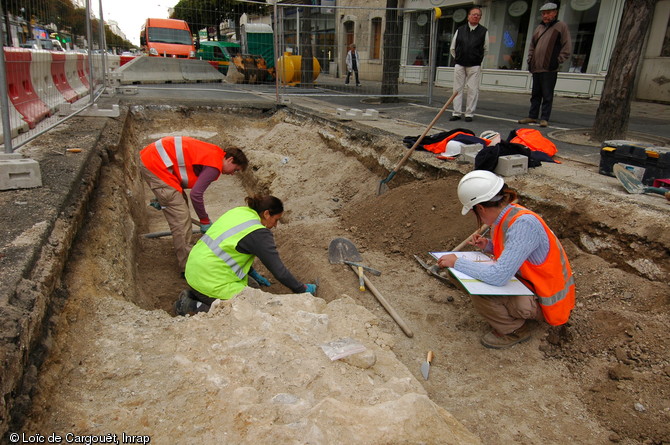Sondage-évaluation de l'emprise au sol du tramway rue de Laon à Reims (Marne), 2007-2008.  La construction du tramway, qui traverse l'agglomération du nord au sud sur 11 km, a été l'occasion d'effectuer des recherches archéologiques sur 4 km, soit 2 hectares, dans le centre ancien. 