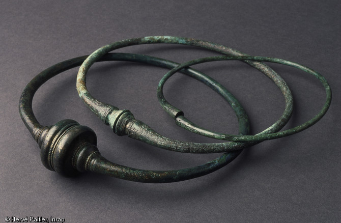 Torques ouverts en bronze mis au jour dans la nécropole celtique de Bucy-le-Long (Aisne), 1991-1994.  On y observe l'évolution stylistique du tampon cylindrique au tampon en timbale (400 à 325 avant notre ère).