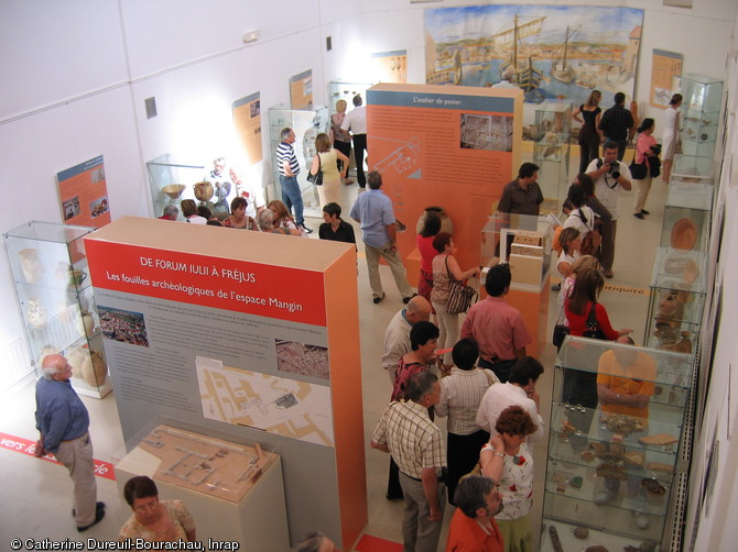   Inauguration de l'exposition  De forum Iulii à Fréjus, les fouilles archéologiques de l'espace Mangin , Fréjus, juin-septembre 2006.  