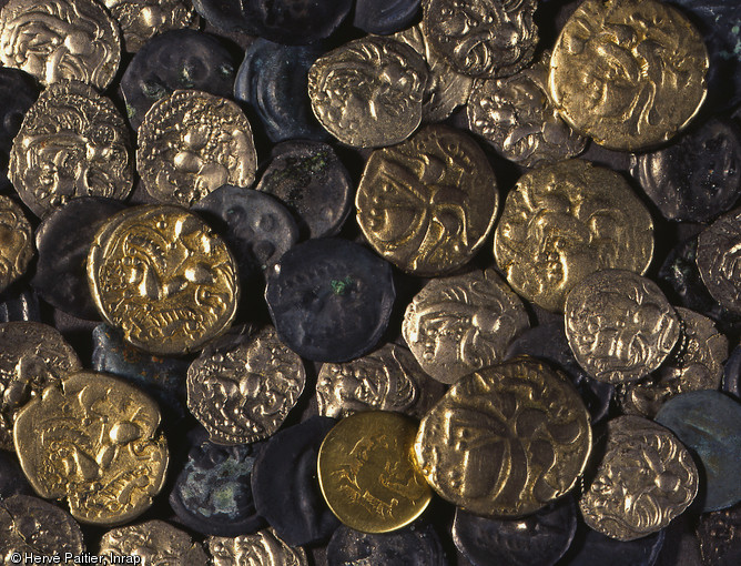 Dépôt monétaire découvert à Ifs (Calvados) en 2000-2001.  L'ensemble monétaire, mis au jour dans le comblement d'un fossé d'une ferme gauloise, est constitué de 67 pièces issues de 3 métaux différents. Il est attribuable au deuxième quart du Ier siècle avant notre ère. 