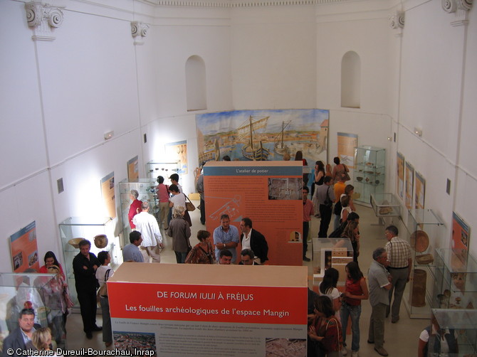   Inauguration de l'exposition  De forum Iulii à Fréjus, les fouilles archéologiques de l'espace Mangin , Fréjus, juin-septembre 2006.  