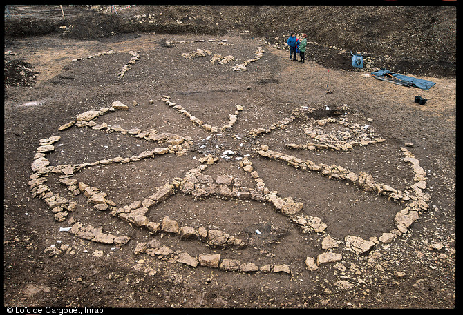 Vestiges d'un tertre funéraire daté entre le VIe et le Ve s. avant notre ère sur le site du  Camp de l'église  à Flaujac-Poujols (Lot), 2002. 