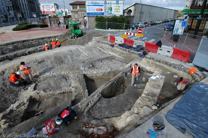 La fouille place de la République à Reims (Marne) dans son environnement, 2007-2008.  Les principales découvertes de cette opération sont : la voie nord-sud (cardo maximus) fondatrice de Durocortorum, la ville antique, les édifices limitrophes à la voie, un bâtiment, probablement l'oratoire paléochrétien mentionné par les textes anciens, et un cimetière médiéval. 