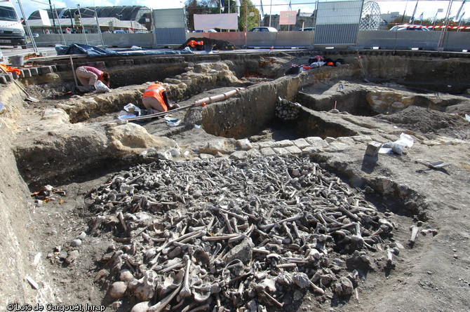 Ossuaire médiéval mis au jour place de la République à Reims (Marne), 2007-2008.  Cette découverte est à mettre en relation avec les vestiges d'un bâtiment paléochrétien exhumés par la fouille. 