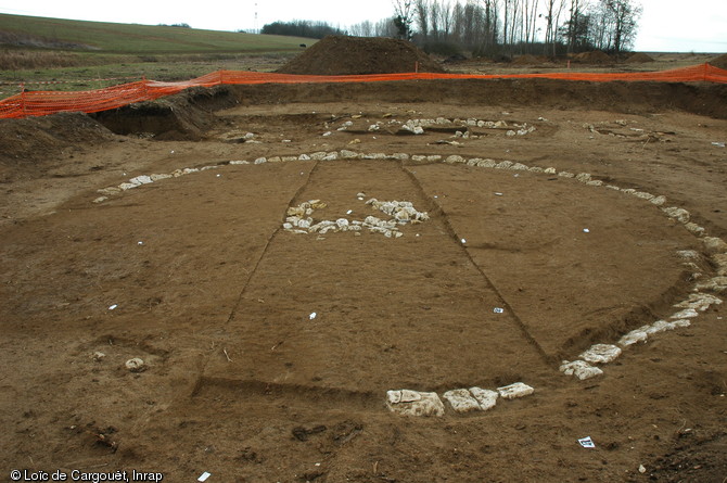 Tumulus central de la nécropole tumulaire de Courcelles (Loiret), début du Bronze final (vers 1300 avant notre ère), 2006.  D'un diamètre de 9m, il constitue certainement le monument funéraire d'un personnage d'un rang social supérieur, bien qu'aucun mobilier prestigieux n'ait été découvert. 