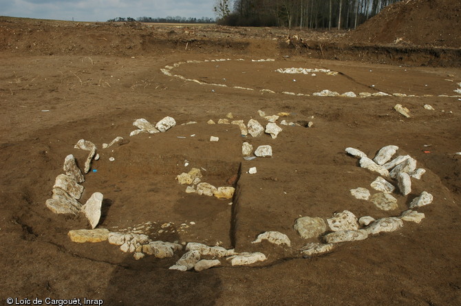 L'un des six petits tumuli mis au jour à Courcelles (Loiret) en 2006 et daté du début du Bronze final (vers 1300 avant notre ère).  Ces six monuments funéraires s'organisent autour d'un grand tumulus central (visible au second plan) qui abritait certainement la sépulture d'un personnage de rang supérieur.