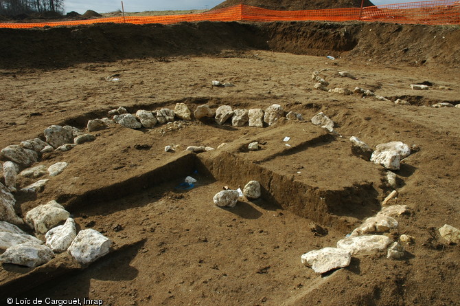 Tumulus mis au jour à Courcelles (Loiret) en 2006 et daté du début du Bronze final (vers 1300 avant notre ère).  Le cercle de pierres constitue la base du tumulus qui recouvrait la sépulture. Six tumuli semblables à celui-ci s'organisent autour d'un grand tumulus central. 
