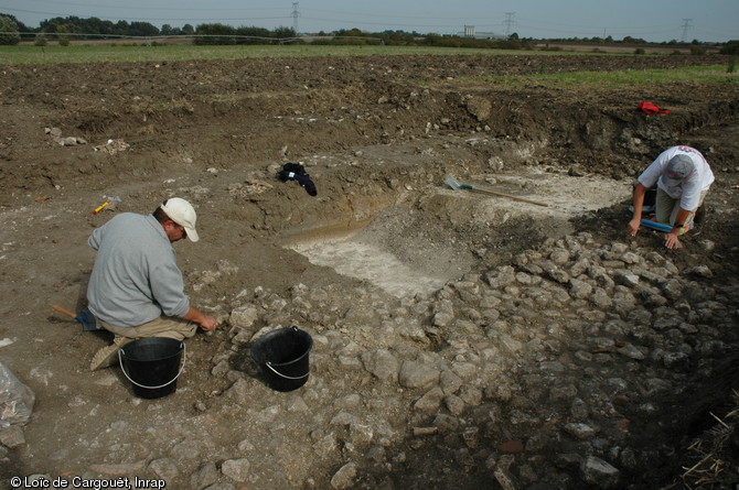 Structures archéologiques mises au jour dans une tranchée de diagnostic réalisée en 2006 sur la commune des Ecrennes (Seine-et-Marne) préalablement à la construction de l'autoroute A.19 reliant Artenay à Courtenay. 